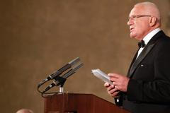 Prezident Klaus předává nejvyšší státní vyznamenání