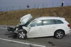 Nehoda tří aut a dodávky na D11