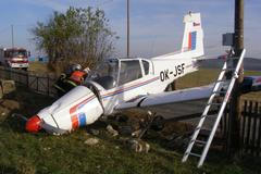 Pilot se vyhýbal domu, narazil do plotu