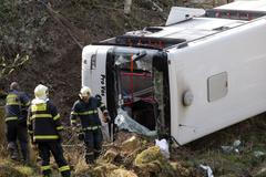 Autobus spadl ze skály