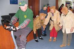 Důchodci na rotopedech objíždějí zeměkouli