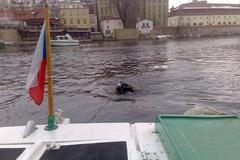 Potápěči u Karlova mostu