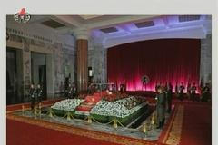 KLDR vystavila v otevřené rakvi tělo Kim Čong-ila