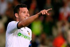 Juan Navarro slaví gól Valencie do sítě Slavie.