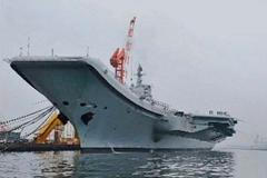 Čína - první čínská letadlová loď v přístavu Ta-lien