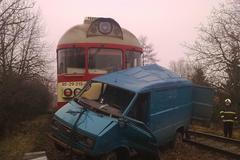 Osobní vlak se srazil s dodávkou