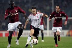 Martin Abena, kamerunský záložník Sparty v souboji s Colem z Liverpoolu