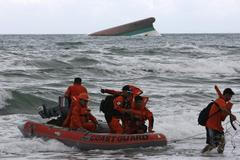 Filipínská pobřežní stráž nedaleko potopeného trajektu