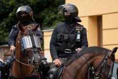 Fanoušek Newcastle United dal pěstí koni