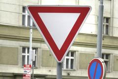 Dopravní značka - Dej přednost v jízdě