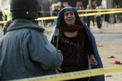 Sebevražedný atentátník udeřil v Kábulu, zabil desítky lidí