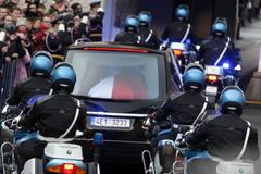 Rakev je převážena z Hradu do Strašnic