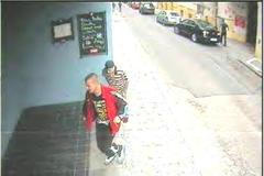 Loupili s injekční stříkačkou v ruce