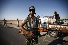 Libye - povstalec před městem Baní Valíd