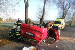 Po nárazu do stromu skončilo auto na střeše