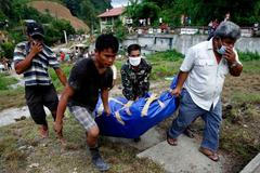 Filipínci po tajfunu kvapem pohřbívají, hrozí epidemie