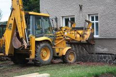 Ve Zbůchu se utrhl roh domu, budovu podepřeli bagrem