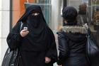 Žena s burkou ve Francii