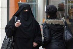Žena s burkou ve Francii