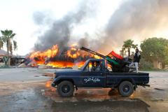 Libye - Tripolis, rebelové v dobyté Báb-al-Azízíji