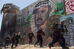 Izrael - izraelští vojáci u přechodu v Ramalláhu