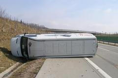 Nehoda tří aut a dodávky na D11