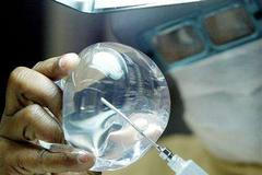 Prsní silikonový implantát