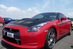 Nissan Gtr politika Tomáše Vavřince se samolepkou namísto Spz