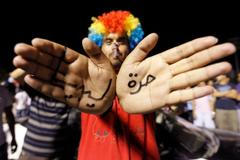 Libye - slavící rebel ukazuje nápis "Svobodná Libye" napsaný na dlaních