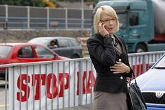 Poslankyně Kristýna Kočí telefonující