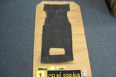 Dno kufru, ve kterém byl rozpuštěný kokain