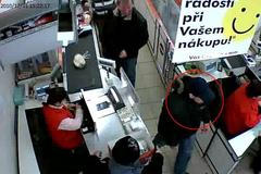 Zloděj ze supermarketu na Sokolovské si odnesl 200 tisíc.