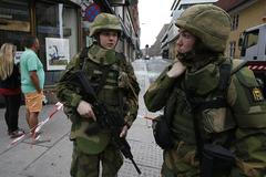 Vojáci střeží vládní čtvrť v norské metropoli den po krvavých útocích