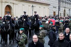 Rakev s ostatky na lafetě historické houfnice