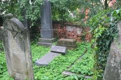 Povalené náhrobky na židovském hřbitově