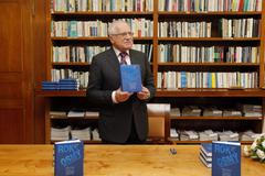 Václav Klaus podepisuje Rok osmý