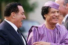 Muammar Kaddáfí a Husní Mubarak 2002