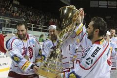 Třinec se raduje s pohárem (Bonk, Peterek, Kohn)