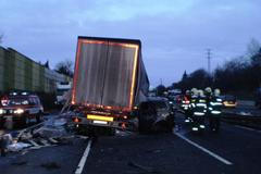 Kamion na D1 smetl v protisměru Touran, dva mrtví