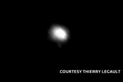 Amatérské video zachytilo část hořícího satelitu