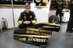 Robert Kubica - jezdci píší vzkazy na formule