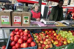 Farmářské trhy na náměstí Jiřího z Poděbrad