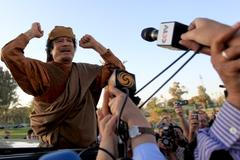 Muammar Kaddáfí při setkání se zástupci Africké unie 10. dubna v Tripolisu