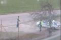 Fotka z videa pinkajících si policistů, umístěného na youtube.