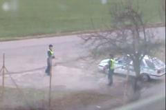 Fotka z videa pinkajících si policistů, umístěného na youtube.