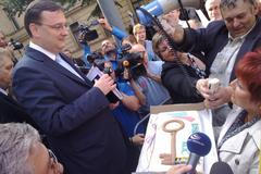 Demonstrující starostové s Petrem Nečasem