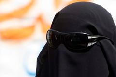 Nikáb, zakrývá i obličej, s výjimkou očí
