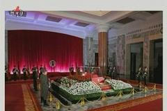 KLDR vystavila v otevřené rakvi tělo Kim Čong-ila