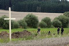 Odkrývání hrobu v Dobroníně