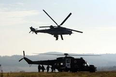 Odvoz raněného kryje ze vzduchu vrtulník Mi-24